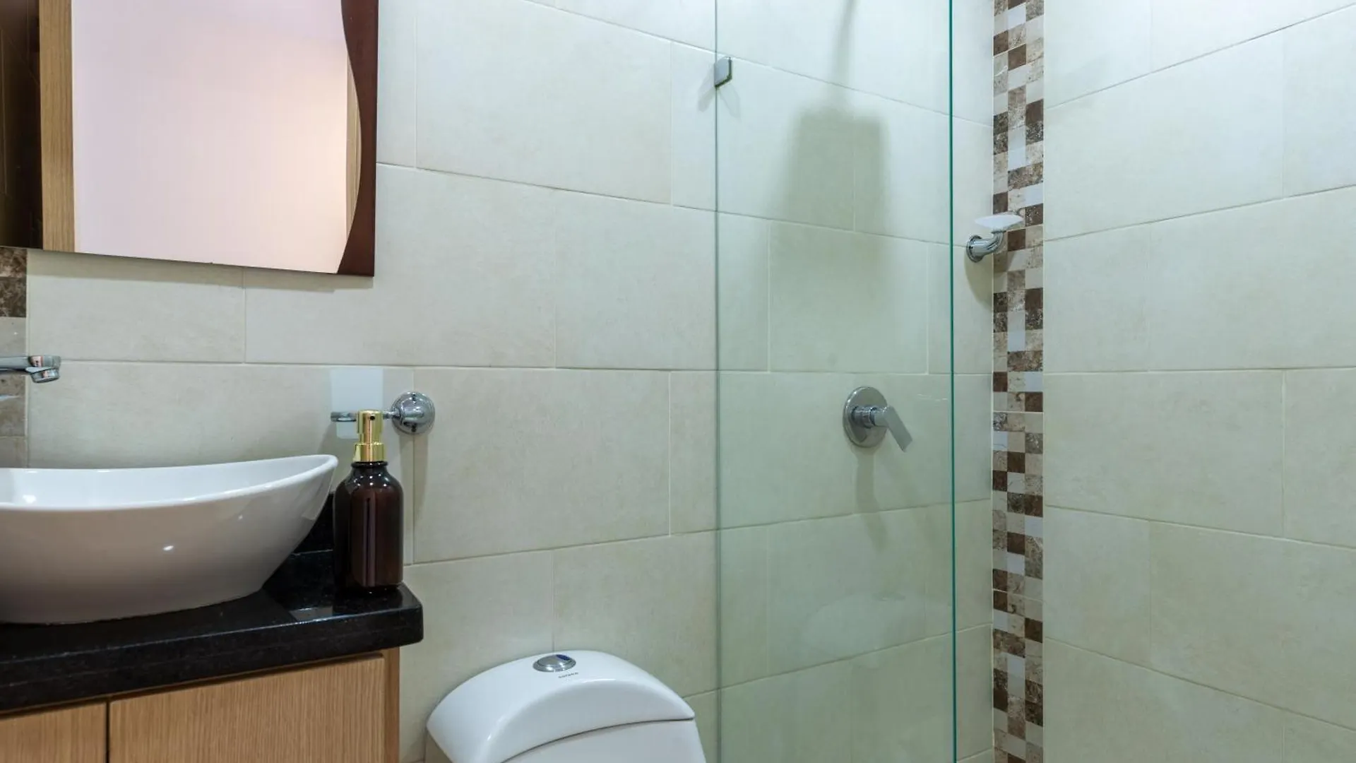 Villa Laura Apartamentos Exclusivos Con Ascensor Privado En Laureles Medellín 0*,  Colombia